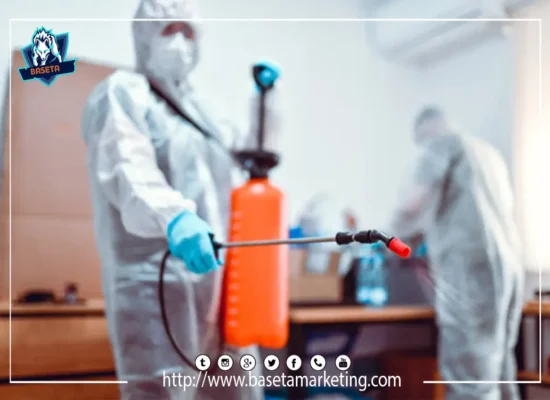فريق محترف من شركة مكافحة حشرات بعفيف بسيطة يرتدي بدلات واقية ويستخدم معدات رش المبيدات الحديثة لتعقيم الأماكن وضمان بيئة نظيفة وخالية من الآفات.