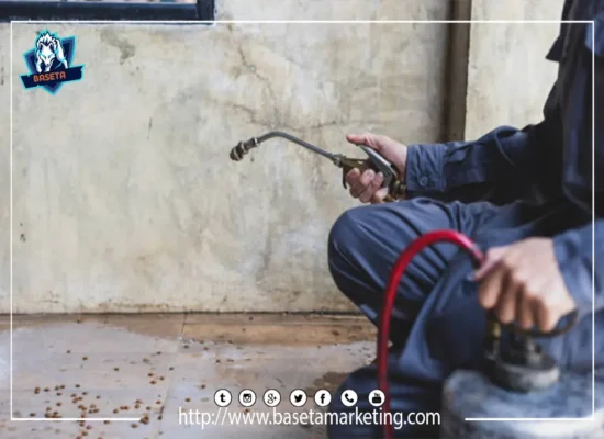 خبير مكافحة حشرات من شركة بسيطة يعالج أرضية المنزل باستخدام مبيدات قوية للقضاء على النمل الأبيض بشكل فعال.