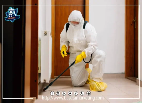 أخصائي مكافحة حشرات من شركة بسيطة بالمزاحمية يقوم برش مبيدات قوية في زوايا المنزل الأرضية مرتدياً زي حماية كامل لتقديم خدمة تنظيف شاملة ضد الحشرات المنزلية