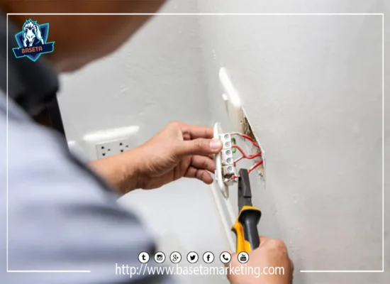 معلم كهربائي بمكة من شركة بسيطة يقوم بإصلاح أسلاك التوصيل في أحد المنازل بدقة واحترافية عالية.